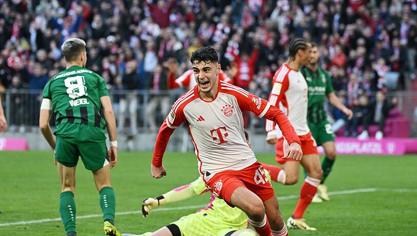 Münchens Aleksandar Pavlovic jubelt über seinen Treffer zum 1:1.
