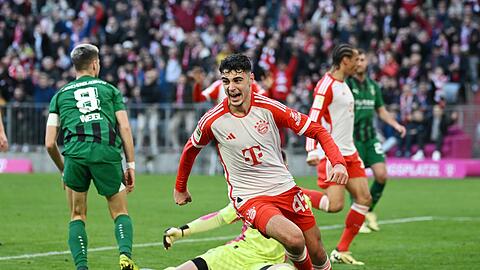 Münchens Aleksandar Pavlovic jubelt über seinen Treffer zum 1:1.