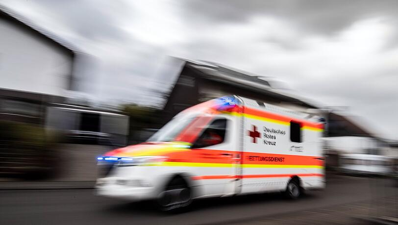 Für die Radfahrerin kommt jede Hilfe zu spät. (Symbolbild)