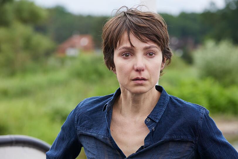 Sophie (Julia Koschitz) ist entsetzt. Könnte es sein, dass sie ihr einziges Kind verloren hat? Aaron ist vielen Menschen ein Dorn im Auge. Mit seinem aggressiven Verhalten macht er das Zusammenleben zu einem oft schwierigen Projekt. Sophie (Julia Koschitz) ist entsetzt. Könnte es sein, dass sie ihr einziges Kind verloren hat? Aaron ist vielen Menschen ein Dorn im Auge. Mit seinem aggressiven Verhalten macht er das Zusammenleben zu einem oft schwierigen Projekt.
