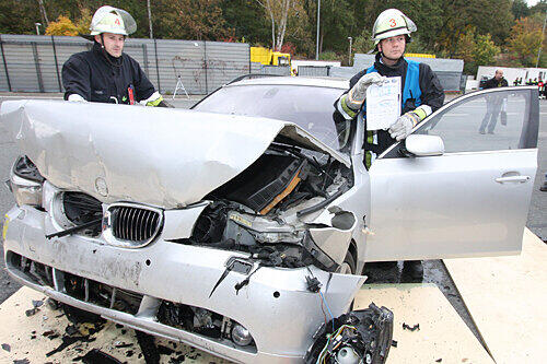 Die Rettungskarte soll der Feuerwehr helfen, die Insassen aus dem Unfall-Fahrzeug zu befreien.
