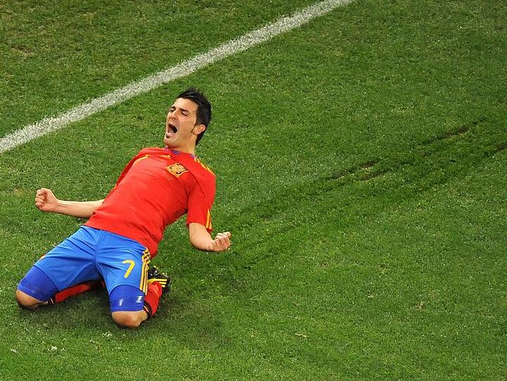 Spaniens Stürmer David Villa feiert seinen Treffer zum 1:0 gegen Portugal.