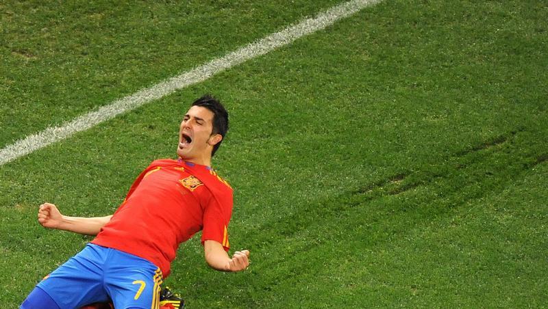 Spaniens Stürmer David Villa feiert seinen Treffer zum 1:0 gegen Portugal. Spaniens Stürmer David Villa feiert seinen Treffer zum 1:0 gegen Portugal.