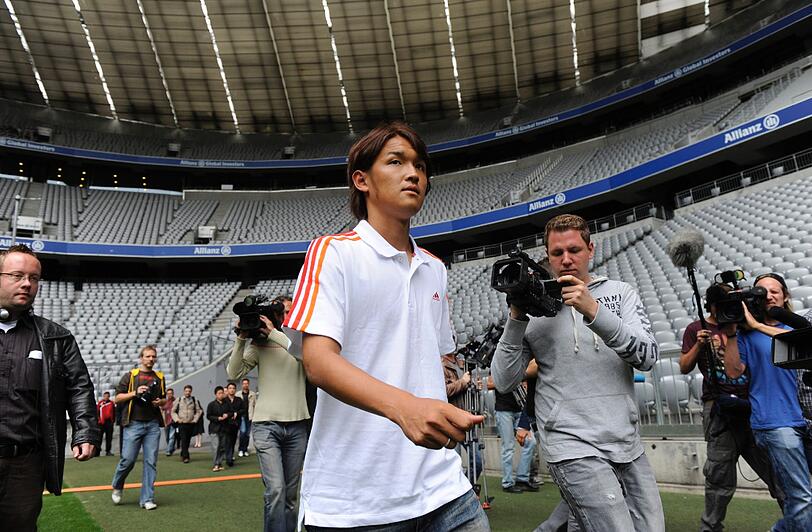 Usami wird offiziell in der Allianz Arena vorgestellt. Die Bilder