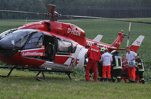 Der Ausflug endete im Krankenhaus: 14 Freunde wollte mit dem Traktor zum Public Viewing und verunglückten.