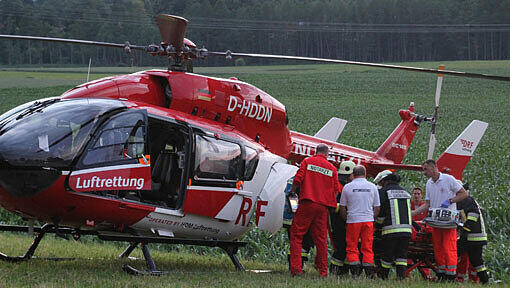 Der Ausflug endete im Krankenhaus: 14 Freunde wollte mit dem Traktor zum Public Viewing und verunglückten. Der Ausflug endete im Krankenhaus: 14 Freunde wollte mit dem Traktor zum Public Viewing und verunglückten.