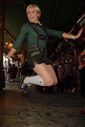 Noch so ein Fall: Schauspielerin Jessica Boehrs im kurzen Landhaus-Lederhoserl..
