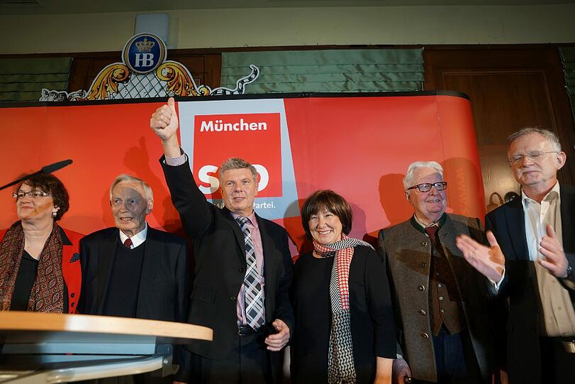 SPD-Granden (von links): Bürgermeisterin Christine Strobl, Alt-OB Georg Kronawitter, OB-Kandidat Dieter Reiter, seine Ehefrau Petra, Alt-OB Hans Jochen Vogel, Münchens SPD-Chef Ulrich Pfaffmann.