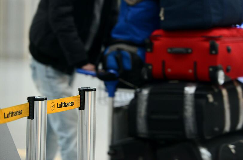 Lange Warteschlangen an den Schaltern, endloses Warten in den Terminals und fast jeder zweite Flug der Lufthansa fällt streikbedingt aus. Die Bilder vom Flughafen.