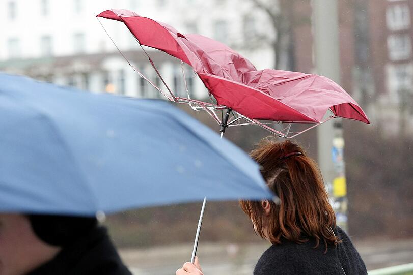 So macher Schirm ist im Sturm in Fetzen gegangen.