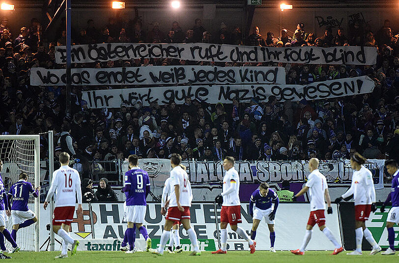 Dieses Transparent der Auer Fans war daneben: "Ein Österreicher ruft und ihr folgt blind, wo das endet weiß jedes Kind. Ihr wärt gute Nazis gewesen!"