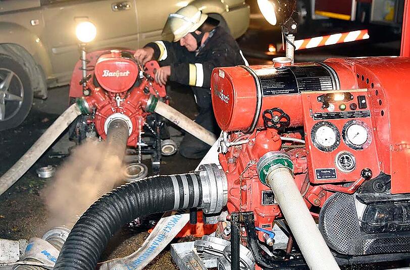 Eine halbe Million Euro: So hoch schätzt die Polizei den Sachschaden nach dem schweren Stallbrand in Au in der Hallertau. Die Bilder vom Feuerwehreinsatz.