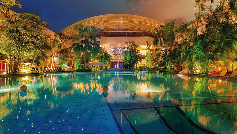 Vitalpool der Therme Erding im Abendrot. Vitalpool der Therme Erding im Abendrot.