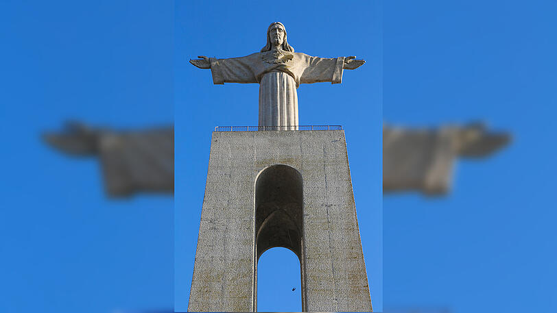 Rio de Janeiro oder Lissabon? Wo steht die originale Christus-Statue? Der brasilianische Cristo Redentor ist insgesamt zwar nur zwei Meter größer, als sein Ebenbild in Almada bei Lissabon, doch bei der portugiesischen Statue macht der 75 Meter hohe Sockel die Gesamtgröße aus.