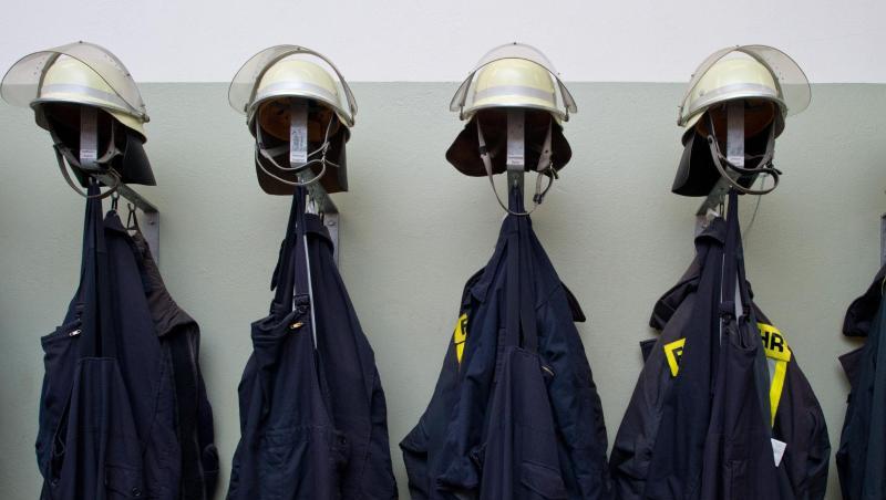 Feuerwehruniformen hängen in einer Freiwilligen Feuerwehr in Brandenburg. Foto: Patrick Pleul/Archiv Feuerwehruniformen hängen in einer Freiwilligen Feuerwehr in Brandenburg. Foto: Patrick Pleul/Archiv