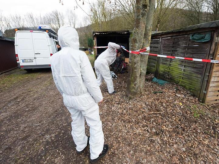 Beamte des Landeskriminalamtes untersuchen den Campingplatz in Lügde.