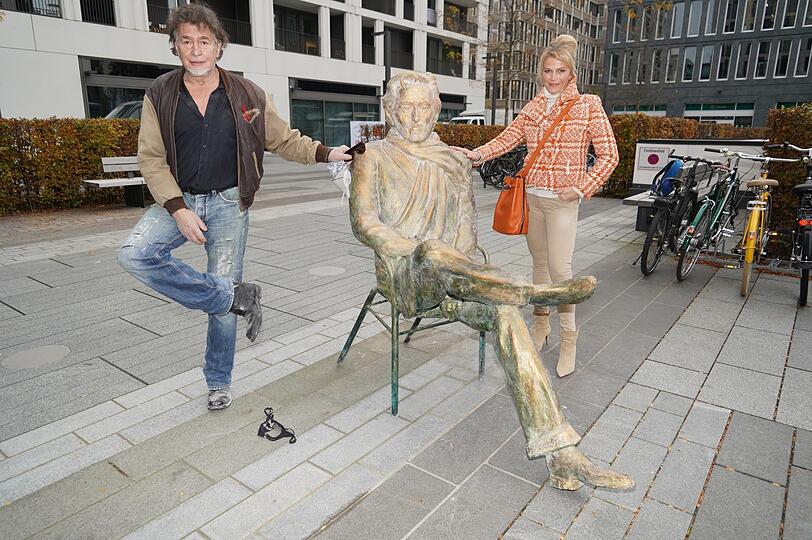 Nikolai Tregor und Ursula Gottwald mit der Dietl-Statue.
