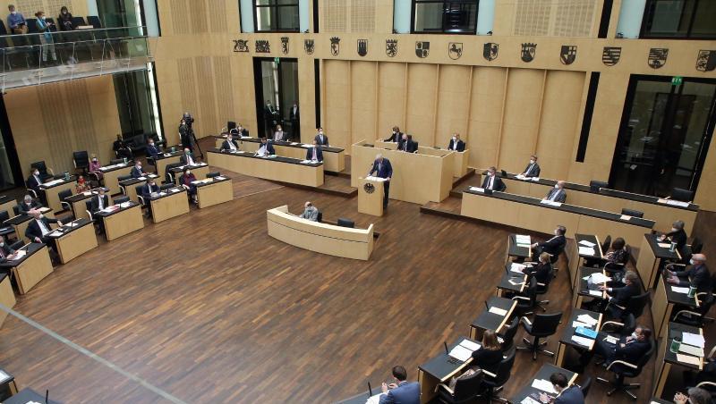 "Verfassungsrechtlich problematisch": Hessens Ministerpräsident Volker Bouffier spricht im Bundesrat.