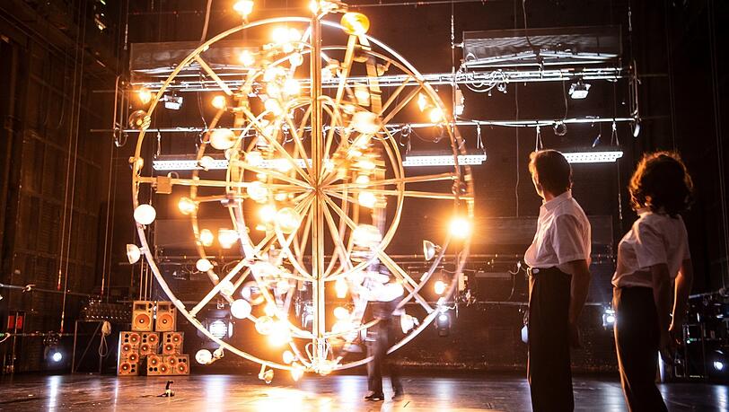 Das Ewigkeitslicht-Objekt von Bühnenbildnerin Katja Haß für Stephan Kimmigs Inszenierung "Die Träume der Abwesenden" im Residenztheater.
