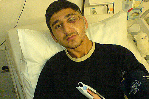 Mehmet B. im Krankenhaus &ndash; noch heute leidet der 21-jährige Einzelhandelskaufmann unter den Folgen der Attacke.