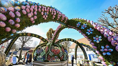 Ostereier zieren den Osterbrunnen in Schechingen.