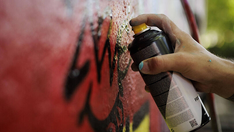Ein 20-Jähriger hat am Sonntagabend im Bahnhof Mittersendling Werbetafeln mit Graffiti besprüht (Symbolbild).