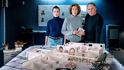 Meret Schande (Christina Scherrer, links), Bibi Fellner (Adele Neuhauser) und Moritz Eisner (Harald Krassnitzer) bauen sich den Tatort Altersheim als Modell nach, um zu ergründen, was in den hektischen Minuten des Rauchalarms passiert sein könnte.