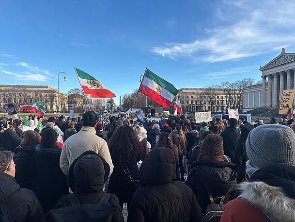 Flaggen, Plakate und viele Sprechch&ouml;re: Am Mittwoch demonstrierten die Unterst&uuml;tzer der Iranischen Proteste  am K&ouml;nigsplatz in M&uuml;nchen.