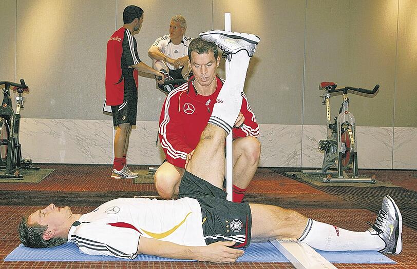 Beugen, strecken &ndash; auf und nieder: Nationalspieler Miroslav Klose hier bei einem früheren Fitnesstest mit dem ehemaligen DFB-Konditionstrainer Oliver Schmidtlein. Foto: dpa