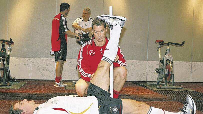 Beugen, strecken – auf und nieder: Nationalspieler Miroslav Klose hier bei einem früheren Fitnesstest mit dem ehemaligen DFB-Konditionstrainer Oliver Schmidtlein. Foto: dpa Beugen, strecken – auf und nieder: Nationalspieler Miroslav Klose hier bei einem früheren Fitnesstest mit dem ehemaligen DFB-Konditionstrainer Oliver Schmidtlein. Foto: dpa