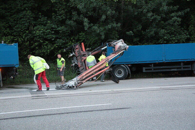 Bei Mühldorf ist ein Lkw mit Ladekran gegen eine Brücke gekracht. Der Kran wurde dabei aus der Verankerung gerissen und landete auf der Straße. Die Bilder.