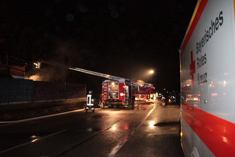 In Tacherting im Landkreis Traunstein brannte in der Nacht auf Freitag das Nebengebäude eines Wohnhauses. Ein Schaden von 20.000 Euro entstand, nach bisherigem Kenntnisstand wurde niemand verletzt.