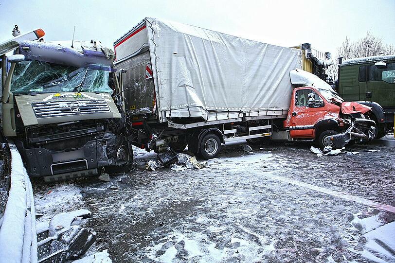 Auf der Autobahn A1 in der Nähe von Voecklabruck wurden nach heftigen Schneefällen zahlreiche Autos in Kollisionen verwickelt.