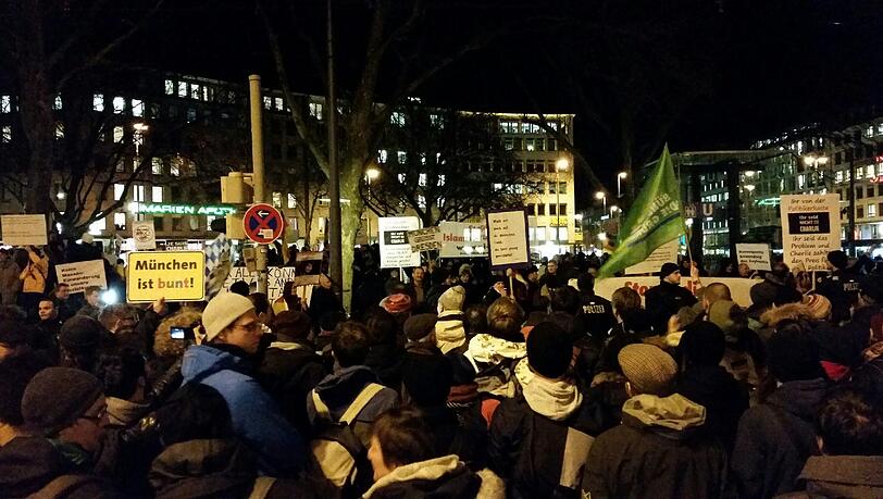 Die "München ist bunt"-Kundgebung: Rund 20 000 Teilnehmer demonstrierten für ein tolerantes und weltoffenes München. Die "München ist bunt"-Kundgebung: Rund 20 000 Teilnehmer demonstrierten für ein tolerantes und weltoffenes München.