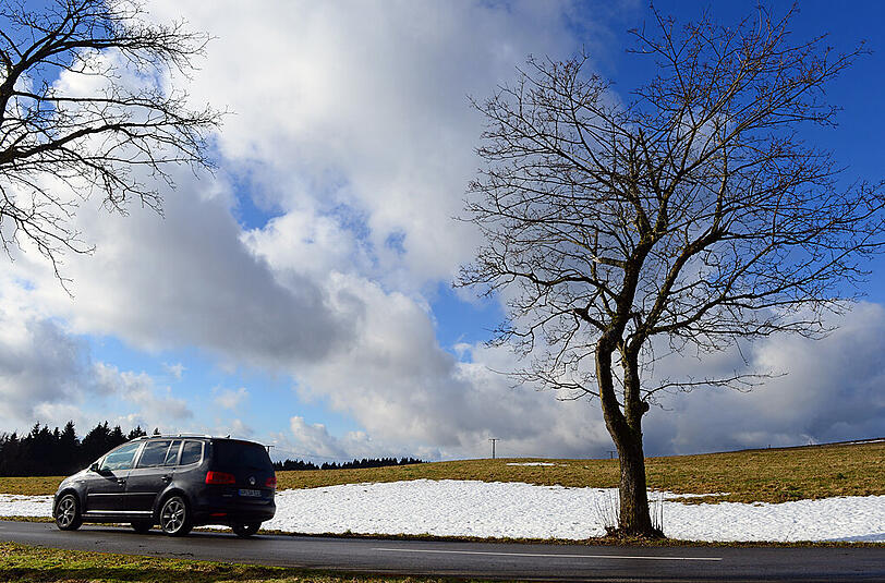 Der Deutsche Wetterdienst (DWD) sieht auch in den kommenden Tagen keine Spur von Winterwetter. Es bleibt mild und Sturm zieht auf.