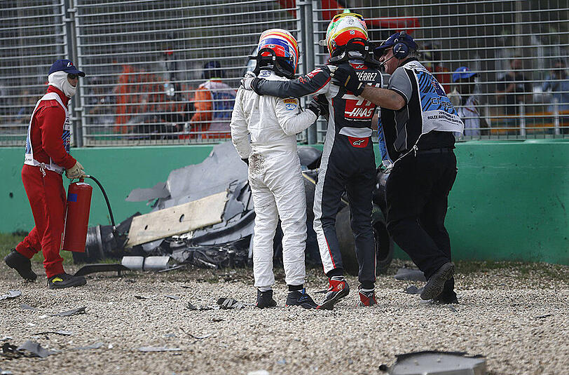 Bei einem Überholmanöver krachte der zweimalige Weltmeister Fernando Alonso mit seinem McLaren in der 17. Runde auf den Haas-Rennwagen von Esteban Gutierrez.
