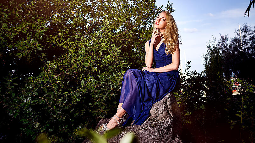 Alexandra in einer edlen Robe von Designer Sonja Kiefer.