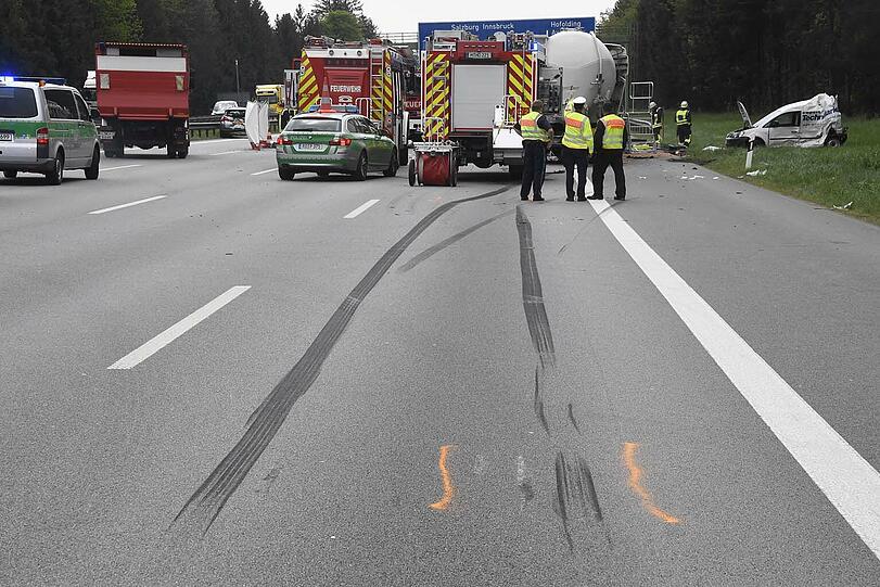 Schlimmer Unfall auf der A8: Ein Sattelzug rast in eine Kolonne und schleudert zwei Autos dutzende Meter weg. Die Bilder vom Einsatz.