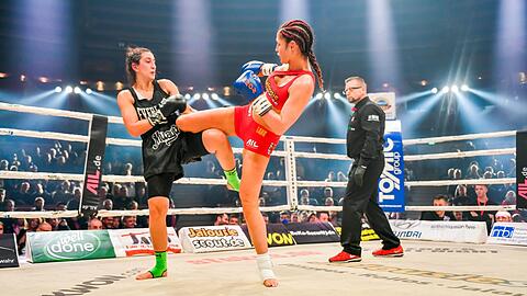 Titel verteidigt: Münchens Kickbox-Queen Marie Lang (rechts und kl. Foto) besiegt Rola Khaled.