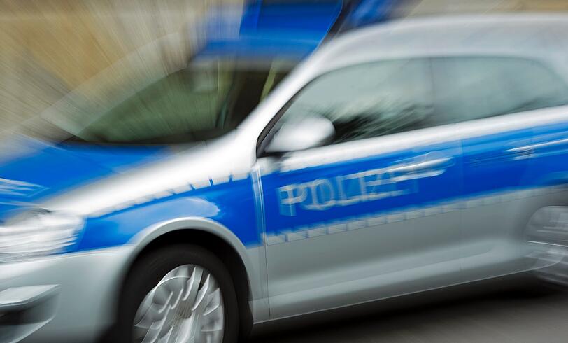 Beamte beleidigt und Polizeiwagen attackiert: Betrunkener rastet aus.