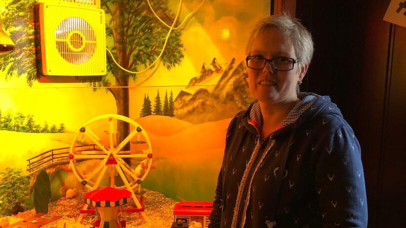Inhaberin Susanne Bruck-Plexnies in ihrem Mäusezirkus.