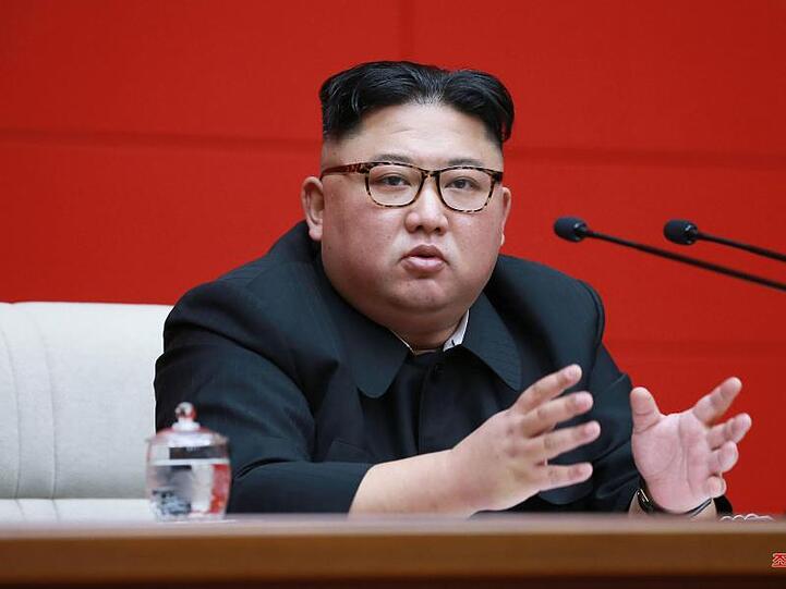 Machthaber Kim Jong auf einer Plenarsitzung des Zentralkomitees der Partei der Arbeit Koreas.