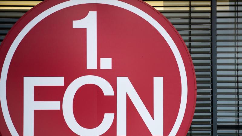 Das Logo des 1. FC Nürnberg hängt an einer Fassade. Foto: Daniel Karmann/dpa/Archivbild Das Logo des 1. FC Nürnberg hängt an einer Fassade. Foto: Daniel Karmann/dpa/Archivbild
