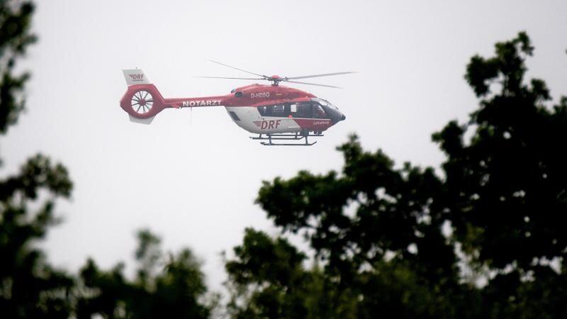 Ein Rettungshubschrauber fliegt durch die Luft. Foto: Julian Stratenschulte/Archiv