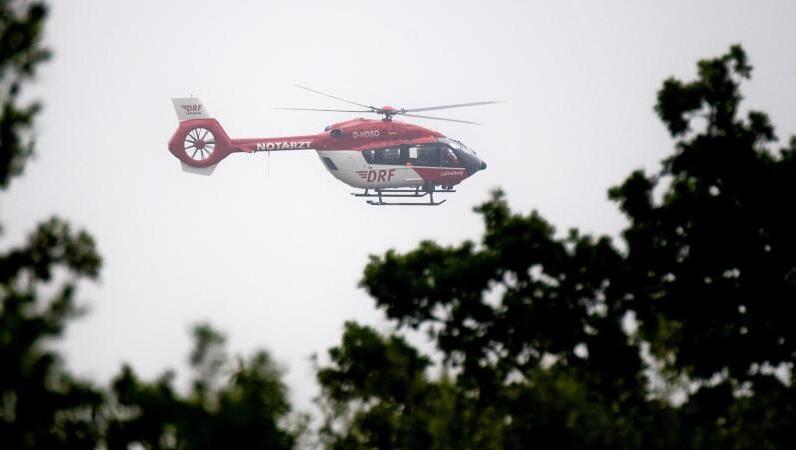 Ein Rettungshubschrauber fliegt durch die Luft. Foto: Julian Stratenschulte/Archiv Ein Rettungshubschrauber fliegt durch die Luft. Foto: Julian Stratenschulte/Archiv