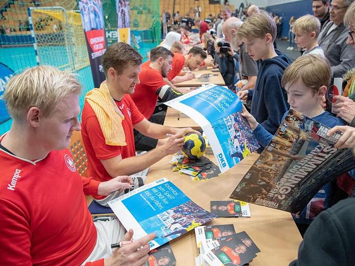 Die Unterschriften der deutschen Handballer sind bei den Fans begehrt.