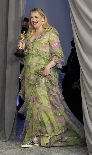 Flop: Emerald Fennell sieht im Gucci-Kleid dem Regenbogenfisch ähnlich.