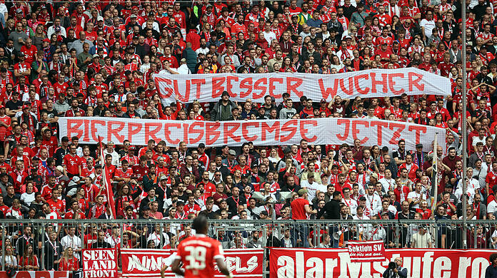 "Gut, besser, Wucher: Bierpreisbremse jetzt", steht auf dem Banner in der Südkurve geschrieben.