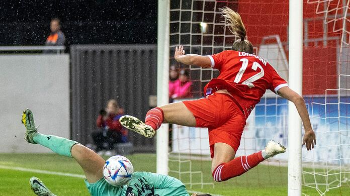 Torhüterin Elene Lete (l) stoppt Münchens Sydney Lohmann.