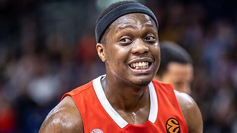 Cassius Winston von Bayern München steht lachend auf dem Court.
